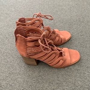 Brand New Vince Camuto Tie Up Heels 8.5